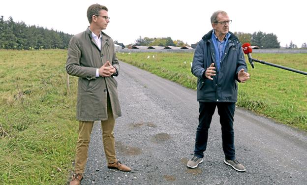 Karsten Lauritzen (V) og Bjarne Laustsen (S) mødte torsdag op foran Frank Andersens minkfarm for at vise deres støtte til erhvervet. Foto. Henrik Louis <i>Foto: Lars Pauli</i>
