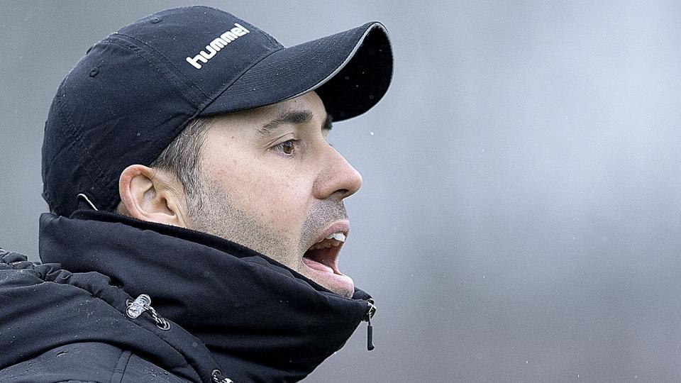 Martí Cifuentes kan i testkampene ikke have fået et helt klart billede af, hvilke 11 spillere han skal sende på banen mod FC København i forårspremieren. Foto: Lars Pauli <i>Foto: Lars Pauli</i>