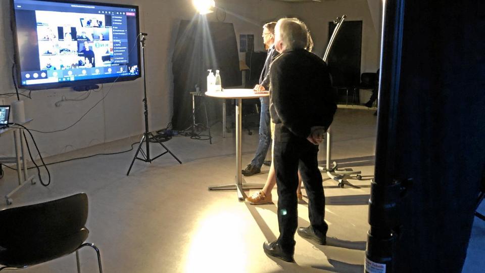 Deltagerne kunne ses på en storskærm, og nytårskuren blev afvikles uden de tekniske drillerier, som man ellers ofte oplever, når man mødes digitalt.Privatfoto