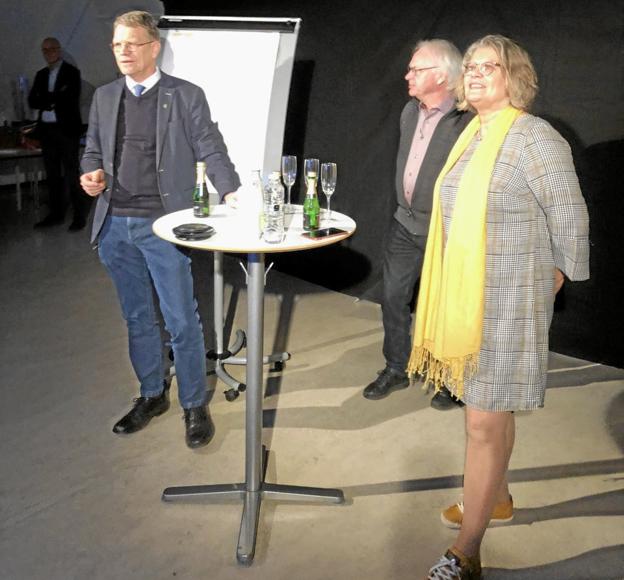 Der var ikke meget socialisering blandt deltagerne, da Brønderslev Erhverv holdt nytårskur torsdag aften. Men godt 150 deltagere fik dog lidt digitalt samvær over en lille flaske champagne, som var sendt hjem til samtlige deltagere. På billedet ses borgmester Mikael Klitgaard, formanden for Brønderslev Erhverv, Arne M. Jensen og erhvervschef Marianne Gade.Privatfoto