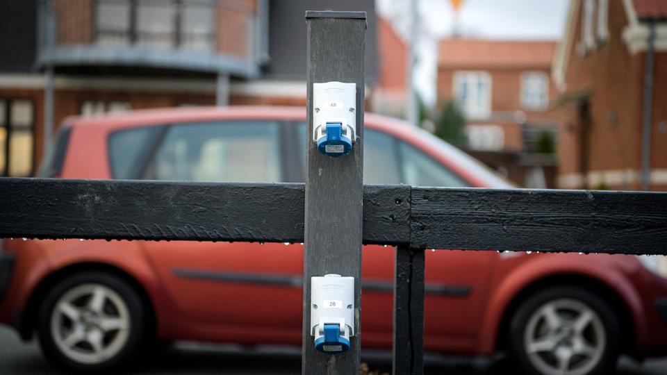 Grundejerforeningen Jens Juhls Kaj fandt ud af at dele udgifterne til ladestandere, hvor der er langt fra bolig til p-plads. Nu får også bilejere på Mors uden egen parkering mulighed for at oplade lokalt.Foto: Bo Lehm.