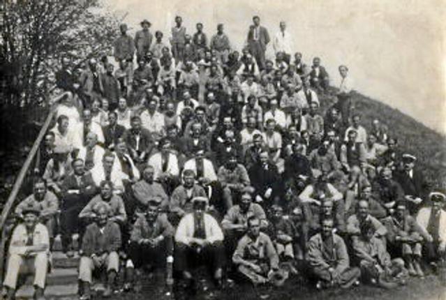 Internerede og ansatte på Livø, anno 1936. Plejerne er iført hvid jakke og kasket. Flere end 700 mænd var i perioden 1911-1961 interneret på Livø, og den fortælling foldes nu ud i en kommende særudstilling på Vesthimmerlands Museum. Privatfoto