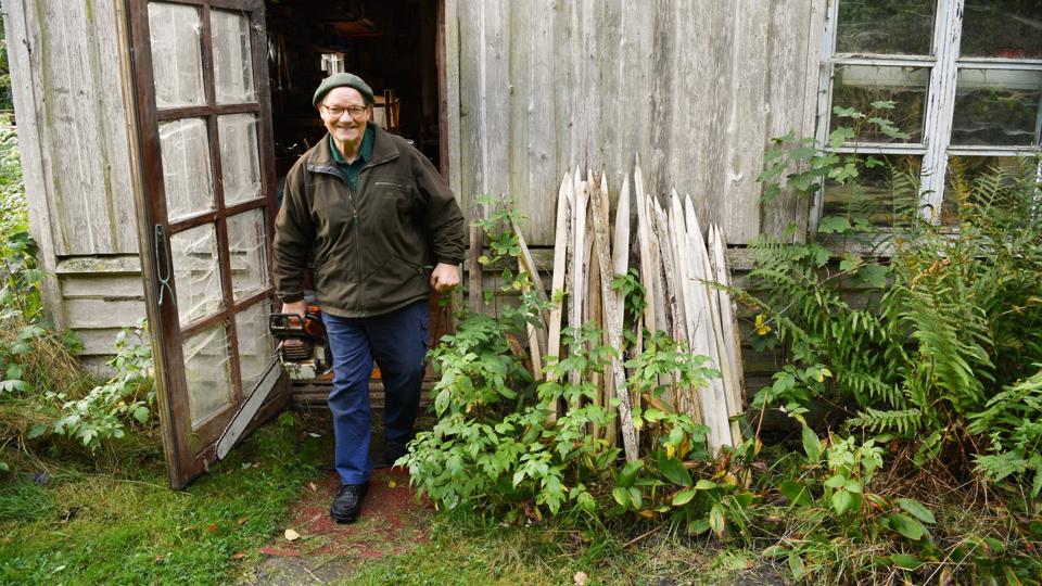 Finn Nielsen fandt allerede tilbage i 70´erne sine indre kerneværdier og har levet et sundt og rigt liv i balance med naturen. Et liv som giver ham og Katrine mening. Foto: Claus Søndberg