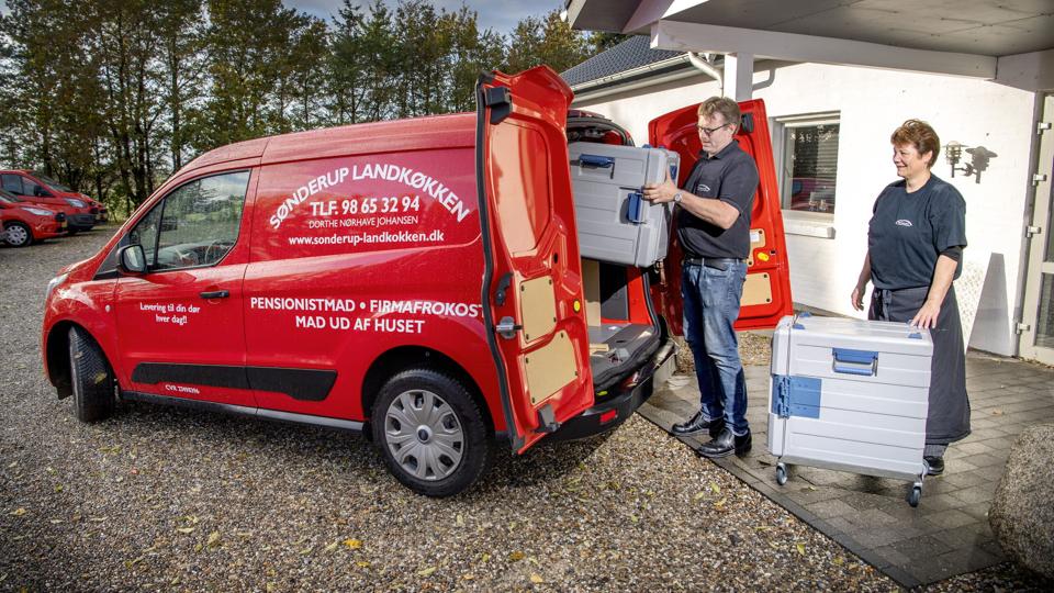 Gert og Dorthe Johansen driver Sønderup Landkøkken, der kører varme retter ud til 1500 pensionister hver dag året rundt. Et stigende antal ældre vælger den løsning, så de ikke skal bevæge sig uden for hjemmet under corona-krisen. Foto: Lars Pauli <i>Foto: Lars Pauli</i>