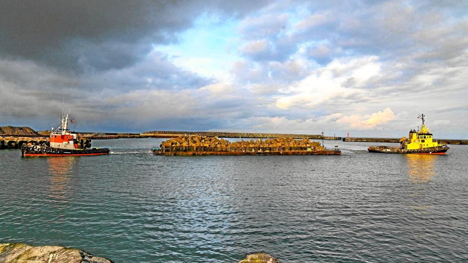Slæbebåden ”Bestla” fra Hanstholm og prammen med sten fra Mandal - her assisteret af den mindre ”Gitte Vig”.Foto: Ole Iversen