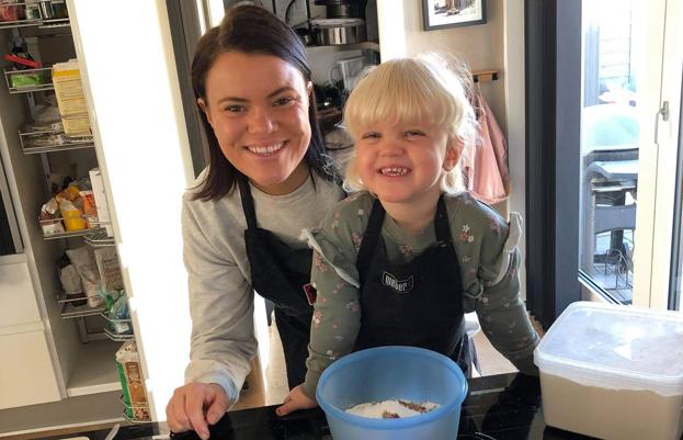 Maria Wittrock Christoffersen bager tit med sin datter. Det seneste halvandet år, har Maria og hendes kæreste været i fertilitetsbehandling for at få barn nummer to. Privatfoto.