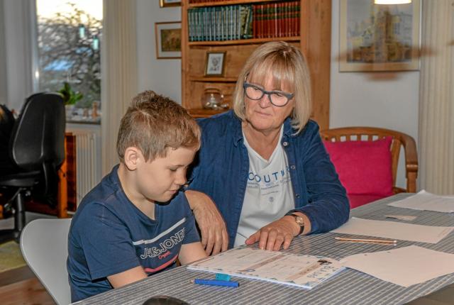 Hjemmeskole på Bygmarken i Løgstør, hvor Marianna Lund underviser tre børnebørn hver dag. Her Jonas, som går i 2. klasse og til daglig bor i Thisted. Han og søsteren Leah er nærmest på kostskole i Løgstør hele ugen igennem. Foto: Mogens Lynge