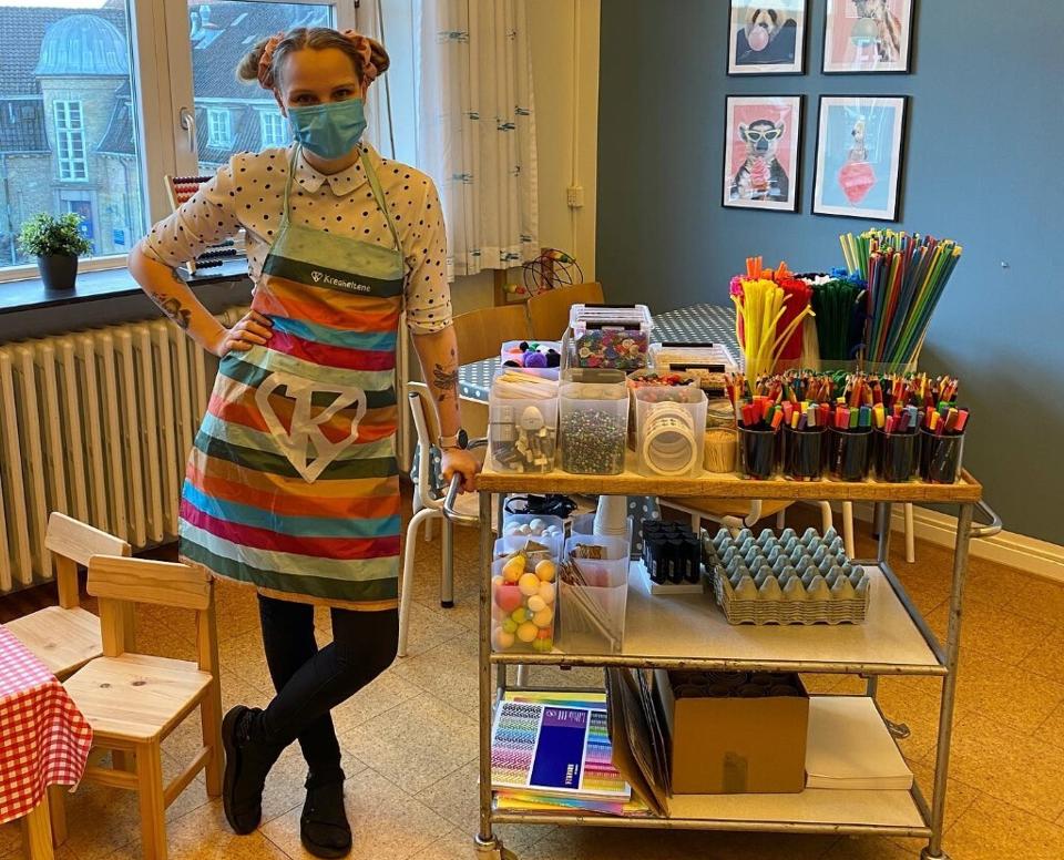 ”Nybyggerne”-vinderen Lise Vandborg er Aalborg Universitetshospitals nye Kreahelt. Her inviterer hun indlagte børn indenfor i det kreative værksted, hvor der er fokus på fantasi, fordybelse og leg. Foto: Børneulykkesfonden