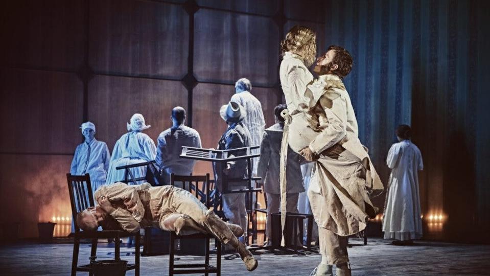 Teaterforestillingen "Tine" blev sendt direkte via nettet - gratis. Men svindlere forsøgte at lokke penge ud af seerne. Foto: Emilia Therese/Aalborg Teater