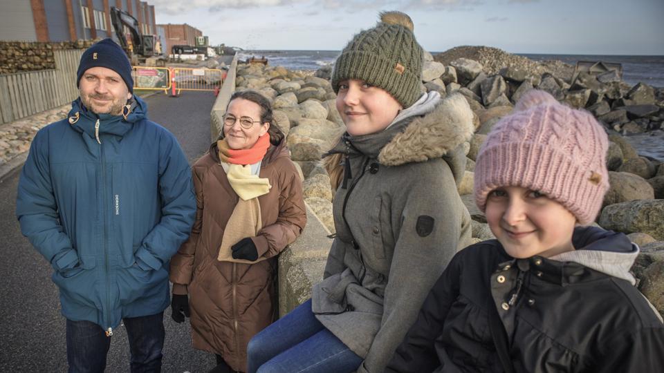 Familien Lundgreen består af Louise, Lars, Mathilde og Andrea. De glæder sig over de mange projekter, som i øjeblikket buldrer løs i Sæby. Foto: Martin Damgård