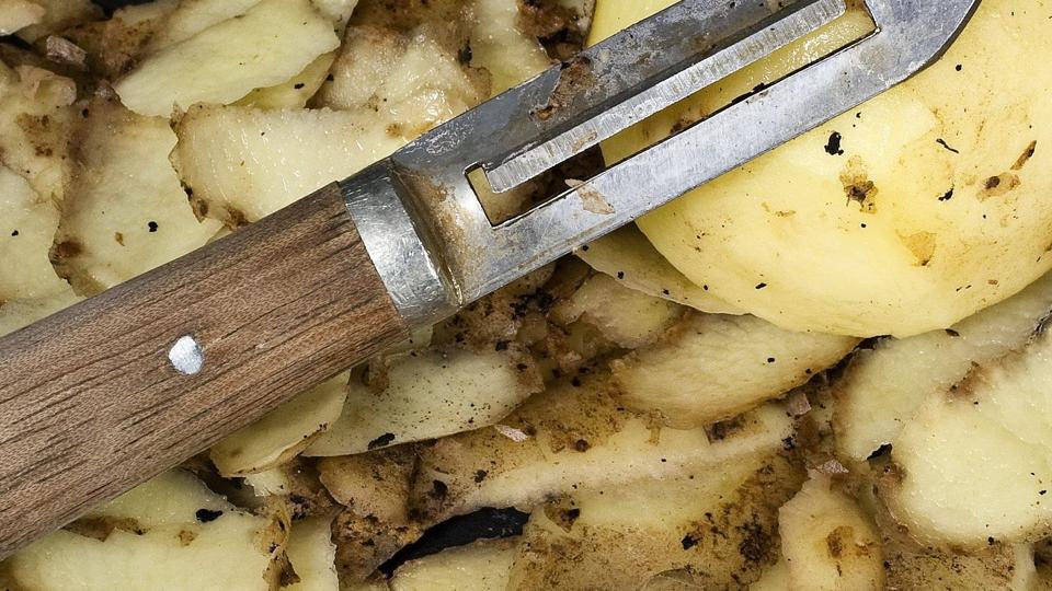 En kartoffelskræller, muligvis ikke magen til denne model, blev brugt som våben, da en ung kvinde i september 2019 stak sin samlever i låret. Arkivfoto