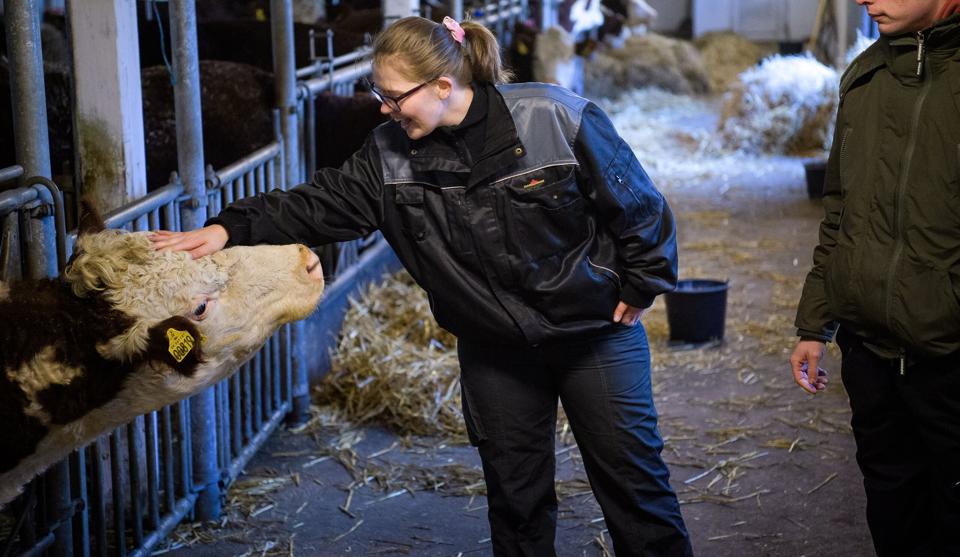 Louise Nørgaard, 24 år, og Emil Løvschal, 22 år, er to af de seks elever, som må have lov at være på kostskolen på Nordic Food College - Morsø Landbrugsskole i Syd Tødsø trods nedlukningen. De tager det med oprejst pande, at de ikke har så mange at være sammen med til daglig. <i>Bo Lehm</i>