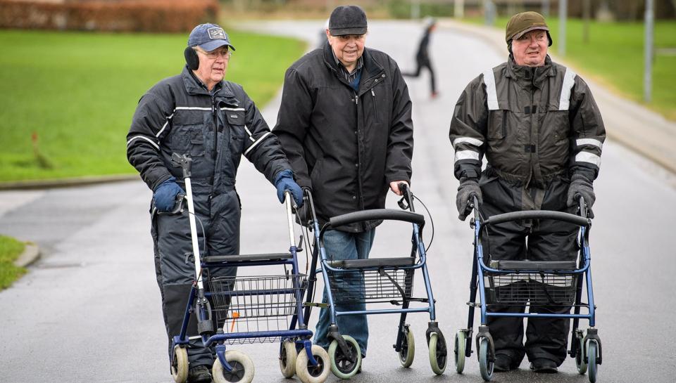 I flere år har de tre naboer fra Øster Jølby hver formiddag startet rollatorerne til en tur rundt i byen midt på Mors. Fra venstre Johannes Filtenborg, Herluf Houmøller og Henry Arentsen på henholdsvis 83, 92 og 85 år.