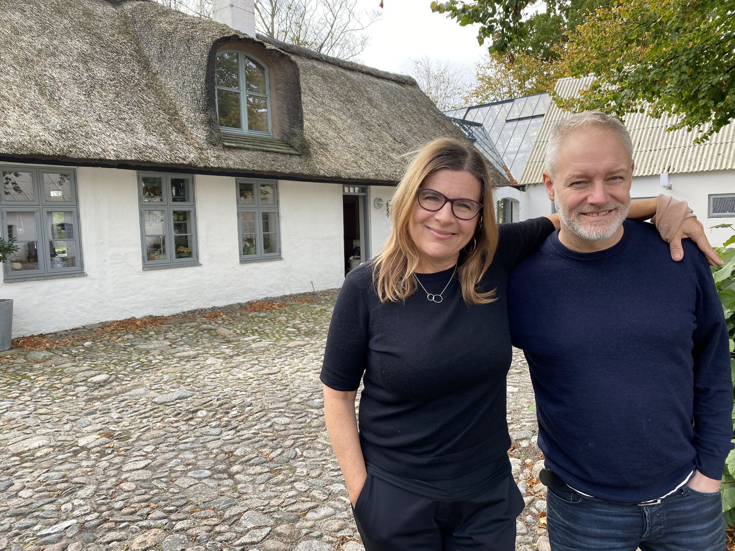 Corona-tanker fik forfatter og journalist til at tage springet: Nu åbner de drømme-sted på Læsø