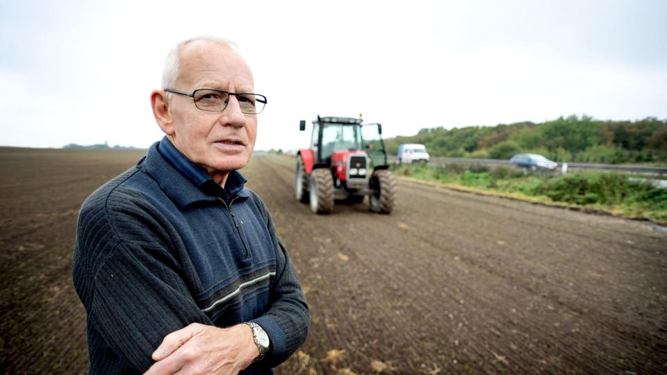 Landmand Jens Mark ved det gennemkværnede toiletudslip, der grundet tilstopning i en kloakledning er trængt op gennem topdækslet til en gennemløbsbrønd i grøften og vokser i omfang dag for dag, så brønden nu er helt skjult nedenunder.