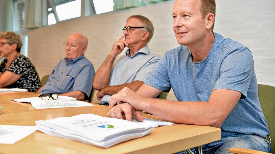 Jesper Sørensen, til højre, deltager mandag i demonstrationen foran retten i Hjørring. Han og mange andre er utilfredse med, at Jammerbugt Kommune går efter Johnny Solberg i retssagen, der begynder på mandag. Arkivfoto: Claus Søndberg
