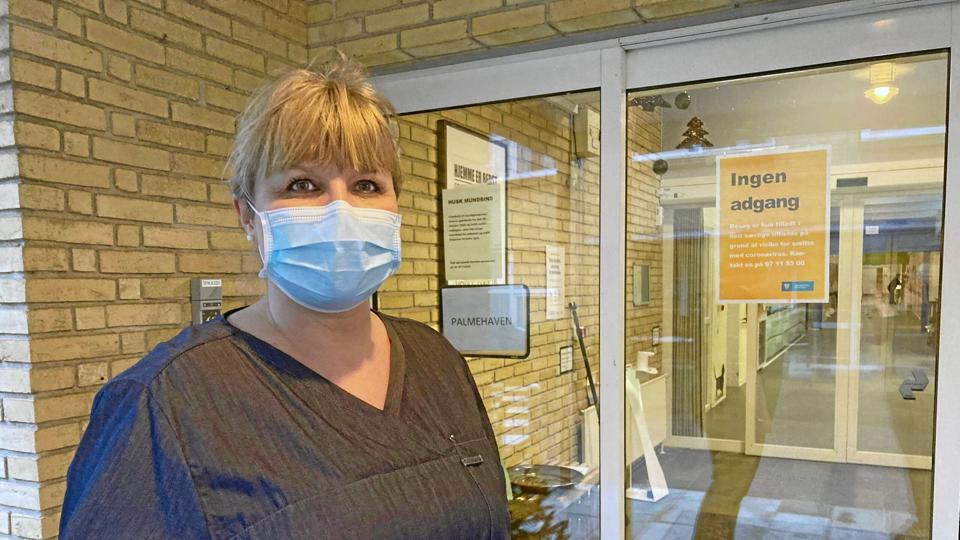 Charlotte Eiby er social- og sundhedsassistent på Plejehjemmet Solgaven i Hobro, der er hårdt ramt af corona. Hun synes det er rart, at hun kan blive testet hver dag.
