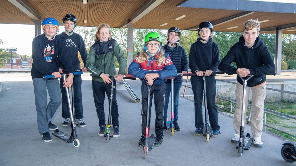 Brønderslev mangler en skaterbane for de unge, der nyder at være aktive på deres skateboards og løbehjul, mener dette team og deres forældre. Foto: Bente Poder
