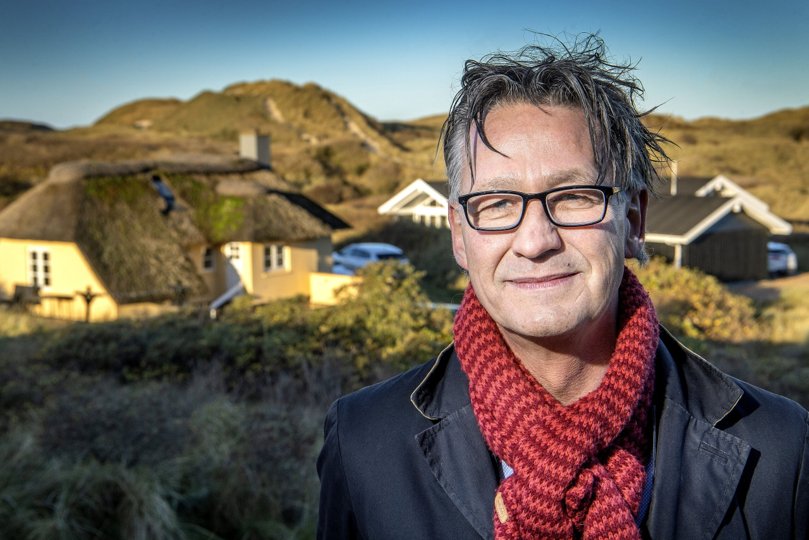 Jens Ulrik Engelund og andre naboer mener, ligesom flere eksperter, at Jammerbugt Kommune er på tynd is med udstykning af en ny grund mellem to gamle sommerhuse på Ørnegårdsvej i Kettrup Bjerge. Foto: Lars Pauli <i>Foto: Lars Pauli</i>