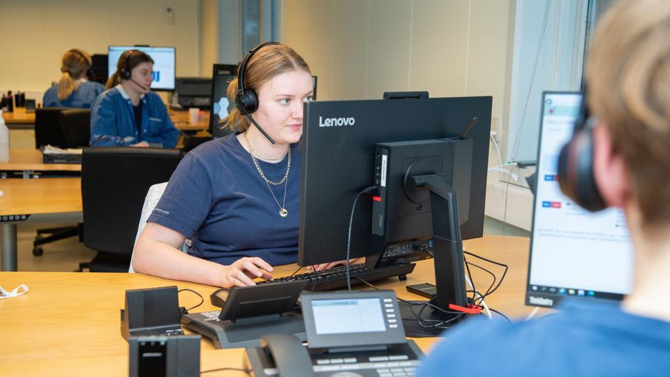 Der har været usædvanlig travlt på Region Nordjyllands corona-hotline i Aalborg den seneste uge - nogle dage har op imod 3000 nordjyder ringet for at få hjælp og vejledning, fordi de ikke kan finde rundt i de mange procedurer for corona-test, og vaccination mod covid-19. Foto: Bente Poder