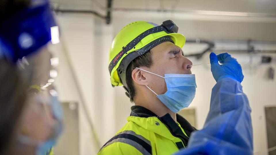 Stille og roligt lod mand efter mand sig teste på NAU-byggepladsen, men det gjorde nas. Foto: Martin Damgård.
