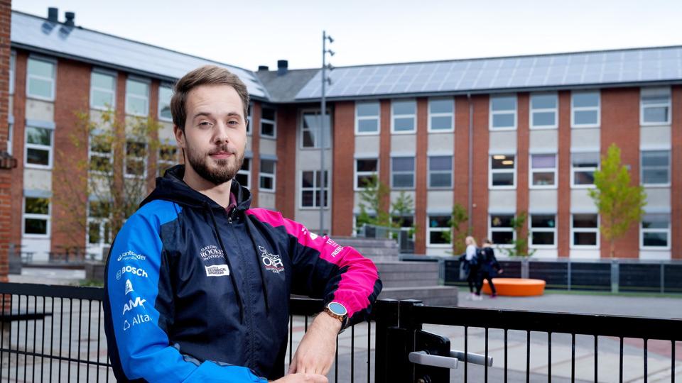 Christian Damm i gården på Søndre Skole i Hobro, hvor han oplevede mobning og har brugt mange år på at bearbejde de psykiske eftervirkninger. I dag er han oven på og stiler efter en karriere i Formel 1-sporten.