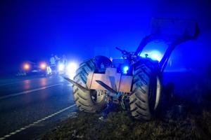 Bil kørte op bagi mørkelagt traktor på hovedvej