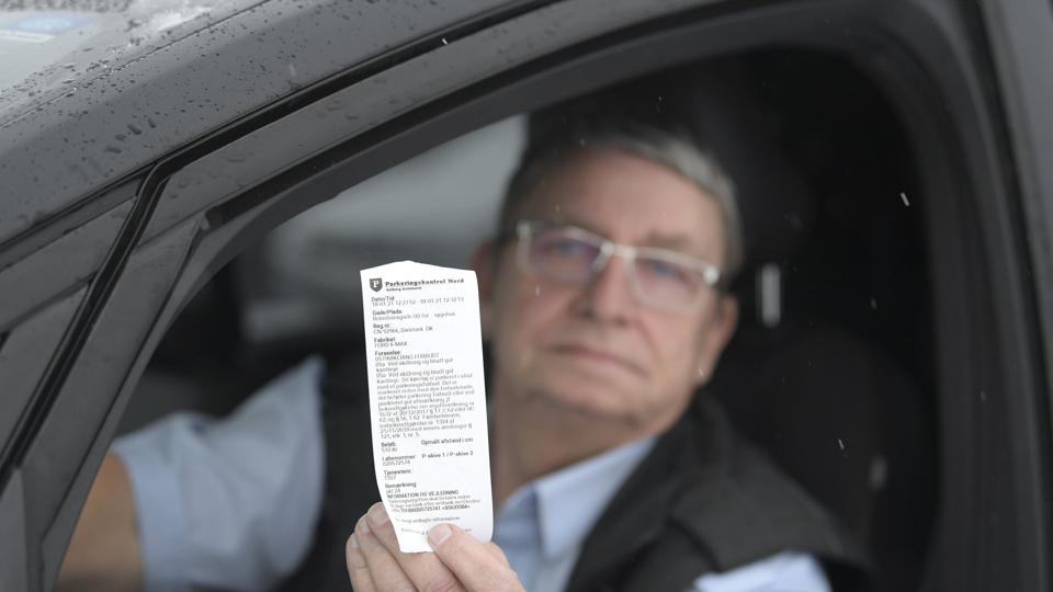 Mogens Kjeldsens chauffør Benny Degn fik en parkeringsafgift for at holde ulovligt foran Sygehus Nord, da han skulle hente en ældre gangbesværet dame. Nu er bøden med lynhast annulleret. Foto: Claus Søndberg