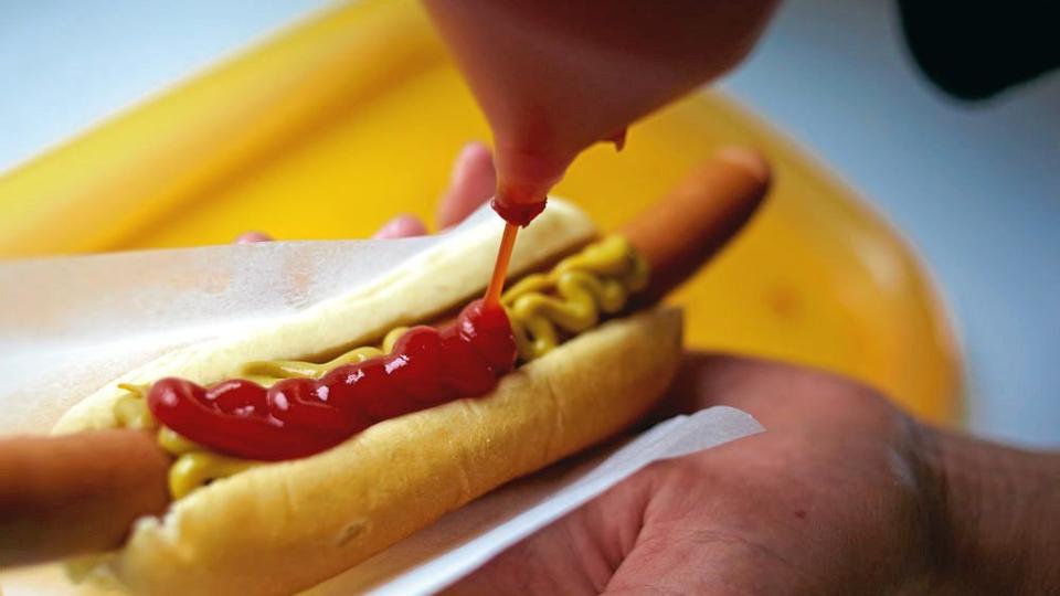 Nordjydernes favorit-pølse - en ristet hotdog med det hele. Arkivfoto. <i>Scanpix Denmark</i>