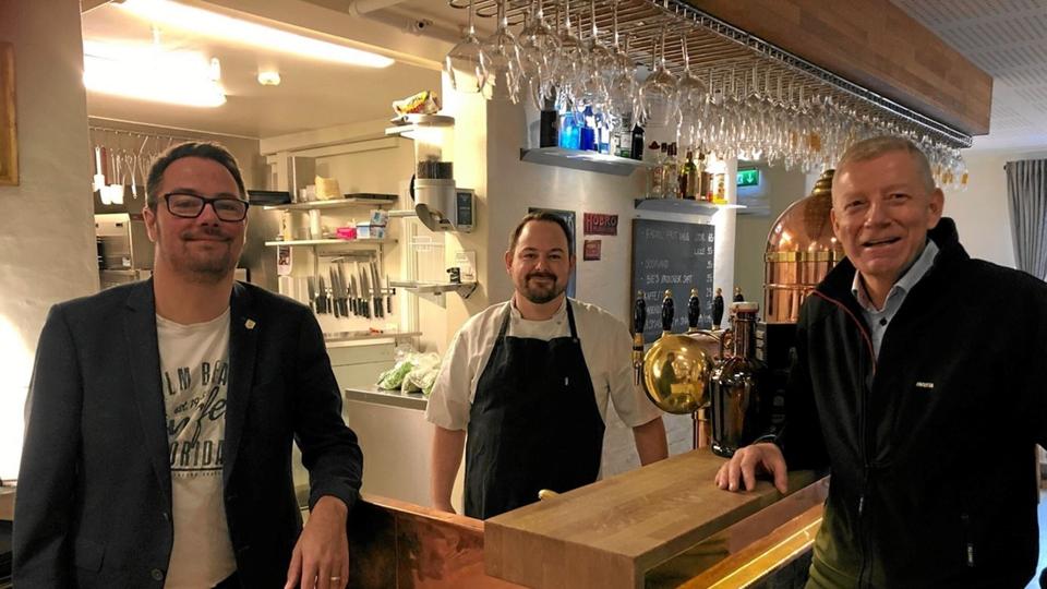 På billedet ses fra venstre formand Jesper Mikkelsen, restauratør Hans-Henrik Pedersen og direktør Henning Pedersen. Privatfoto