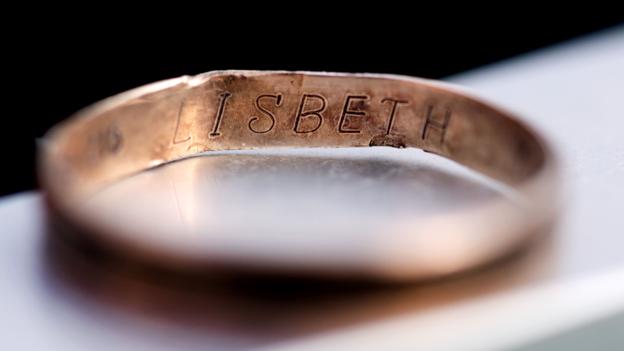 Man kan sagtens se, at der står "Lisbeth" i den 41 år gamle ring. Foto: Torben Hansen