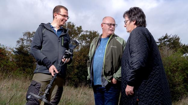 Troels Flyvholm (tv.) havde held med metaldetektoren og fandt Michaels gamle vielsesring. Til stor glæde for både Michael og Lisbeth Christensen (th.).