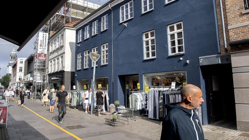Algade 10-12, der oprindeligt er en adresse, der kan dateres tilbage til den gamle middelalderby i Aalborg, skal nu rives ned. Det har et flertal i byrådet netop givet grønt lys for trods flere protester. Arkivfoto: Lars Pauli <i>Foto: Lars Pauli</i>
