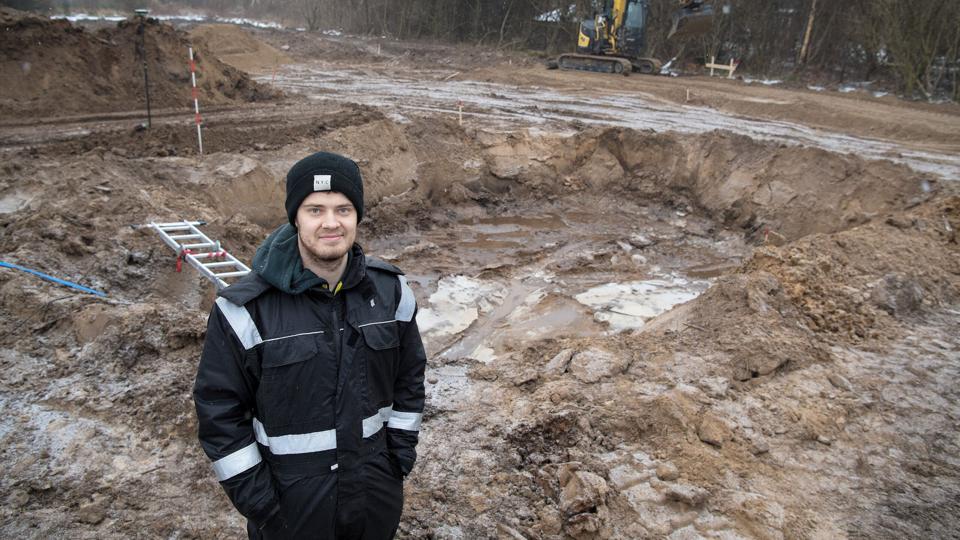 Hasse Thougaard gik fredag i gang med byggeri af det 300 kvadratmeter store sommerhus, og parret må nu leve med mange kritikere i området. Foto: Bente Poder