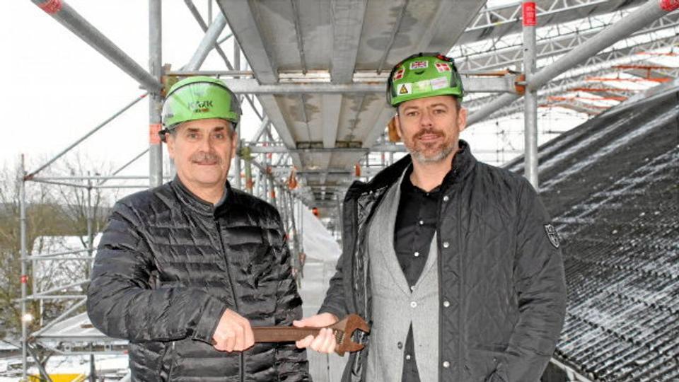 Kim Johansen (til venstre) har solgt sit firma, Aalborg Stilladser ApS, til Dansk Stillads Service A/S. Her ser partner Troels Kæmpegaard Byberg (til højre) fine muligheder i overtagelsen. Foto: Dansk Stillads Service A/S