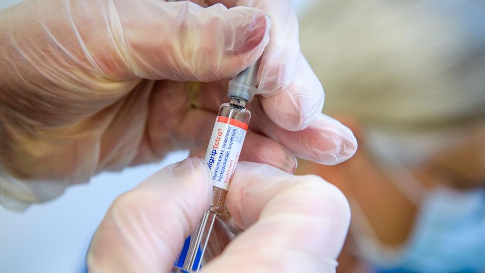 Det er lykkedes Region Nordjylland at klemme hver eneste dråbe vaccine ud af de doser, der er blevet leveret. Så godt og vel endda. Det er således lykkedes at vaccinere 570 personer flere end det antal, de leverede doser var tiltænkt. Foto: Bo Lehm <i>Bo Lehm</i>