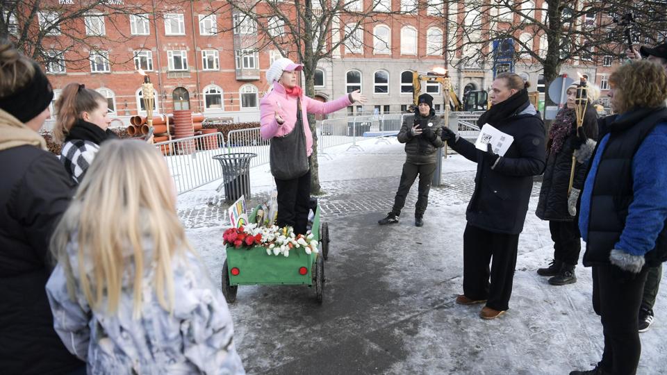 Demonstration i Aalborg lørdag. Det kan kun vanskeligt kaldes en folkebevægelse, men det er alligevel sådan, corona-skeptikerne ser sig selv. Foto: Claus Søndberg