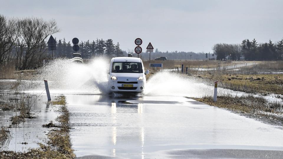 Oversvømmede veje ved Ryå, her ved kommunegrænsen imellem Brønderslev og Jammerbugt i 2018. Arkivfoto: Bent Bach