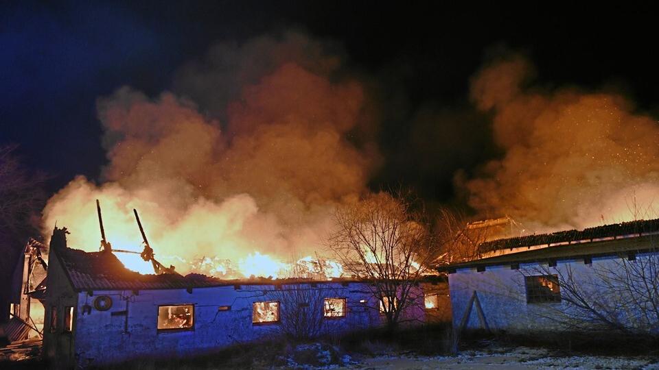 Staldbygningen var fyldt med halmballer og er gået tabt i flammerne. Foto: Jan Pedersen