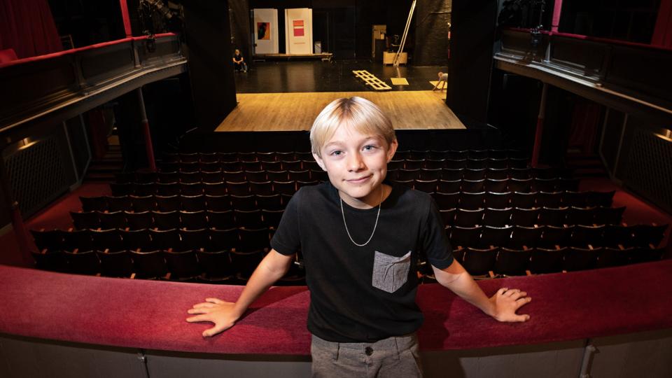 Megahyggeligt, sådan er det at arbejde med en forestilling, synes 11-årige Oskar Duvier Mehlbye, der spiller med i Aalborg Teaters juleforestilling "Snefald" og også var med i sidste års "Et juleeventyr".