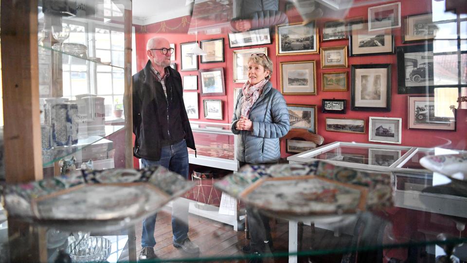 Carsten Riishuus og Bodil Amdi Mikkelsen fra Mariager Museumsforening har sagt ja til at overtage driften af de hyggelige gamle museum. - Det gør vi, fordi vi brænder for det, siger de samstemmende. Der medfølger en tung arv i form af 58 paller, fyldt med historiske genstande. Foto: Claus Søndberg