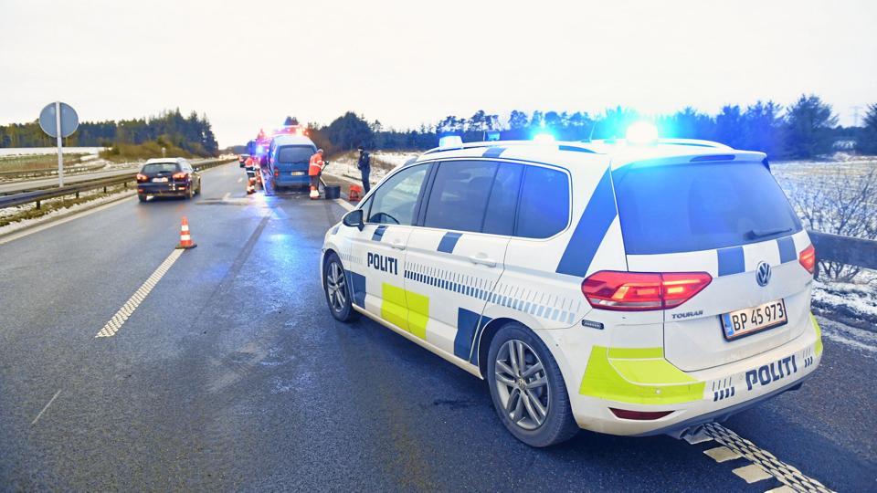 Motorvej E45 blev afspærret i sydgående retning, efter en varebil stødte sammen med en lastbil fredag morgen. Det var ét af de tre sammenstød på motorvejen syd for Aalborg i løbet af natten og morgenen. Foto: Jan Pedersen