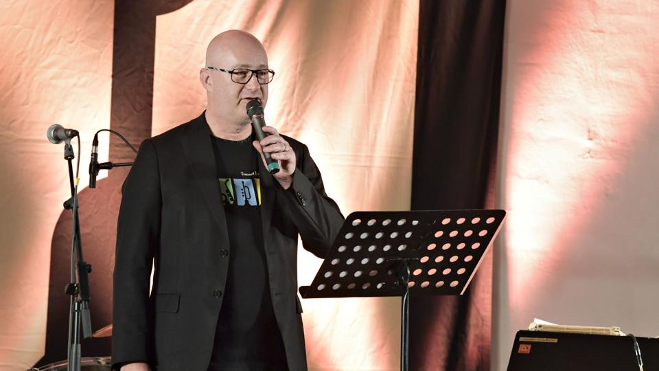 Niels Ole Sørensen måtte gå på scenen og fortælle publikum, at festen var lukket tirsdag aften. Arkivfoto <i>Bent Bach</i>