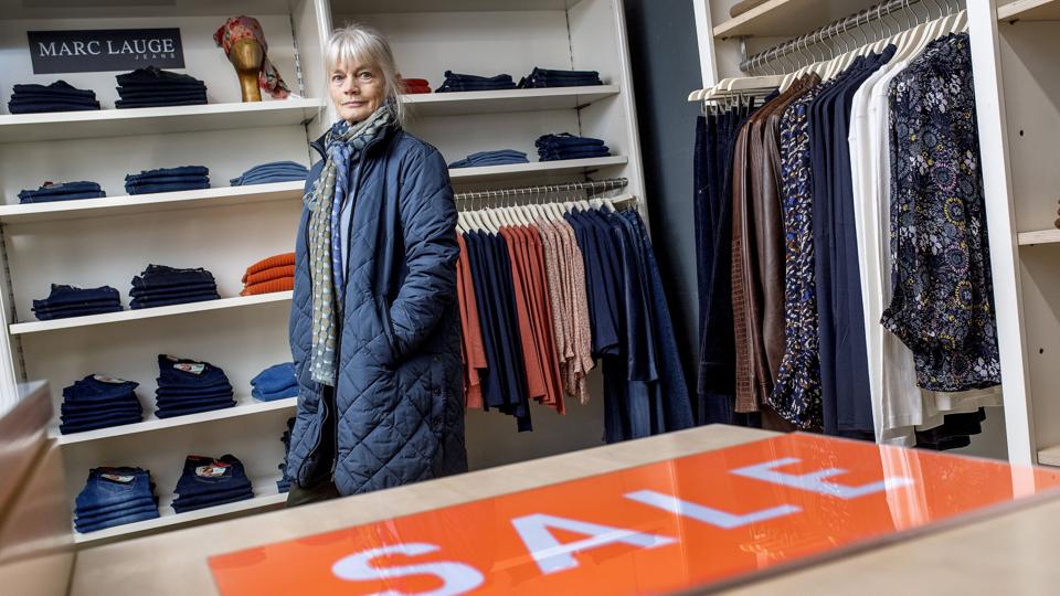 Dorthe Kjær ligger stadig inde med vinterkollektionen i sin butik, nu er forårskollektionen på vej ind af dørene. Foto: Lars Pauli <i>Foto: Lars Pauli</i>