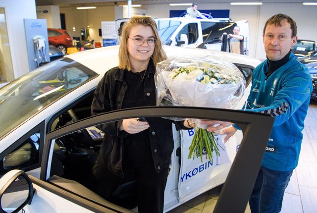 19-årige Laura Boel Worm blev tirsdag begavet med bil og blomster af Mors Chancens Johannes Nygaard. Foto: Bo Lehm