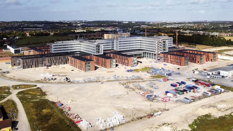 Det nye supersygehus, kaldet NAU (Nyt Aalborg Universitetshospital), er forlængst skudt op på den omstridte jord. Foto: Claus Søndberg