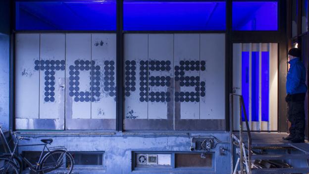 Honza Hoeck var med til at etablere det kunstnerdrevne udstillingssted Toves – Vesterbro Contemporary Workout Space i København i 2013. Det blev i årene, der fulgte, et anerkendt udstillingssted og blev blandt andet omtalt i New York Times. Privatfoto