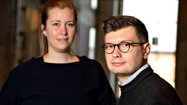 Aalborgs kunstnere vil pt ikke kommentere på samarbejdet - Scott William Raby, medlem af Aalborg Artist's Association, har blot denne foreløbige kommentar: - Vi arbejder for, at der bliver sendt mange flere penge ud til kunsten, for vi, der arbejder med den, bringer en masse værdi til byen. Kunstscenen i Aalborg vokser lige nu på en måde, hvor mere støtte direkte til kunstnere og infrastruktur omkring kunst kunne gøre en stor forskel. Det er det, vi arbejder for, samt for en fuldt finansieret Kunsthal Nord, siger han. Foto: Henrik Louis