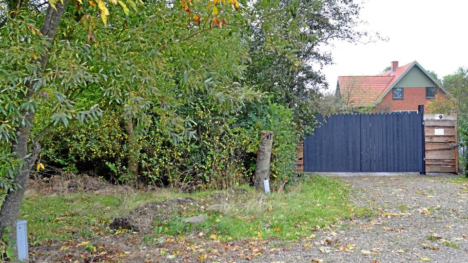 Den græsbevoksede sti, der går i kanten af ejendommen Ålekistevej 21, udgør en del af Kystruten Mors rundt. Pælen med rutens logo er dog blevet fjernet, og i stedet er der lagt en vold af jord og kampesten på tværs af stien. Den spærring skal væk, fastslår Morsø Kommune. Foto: Ida Smith