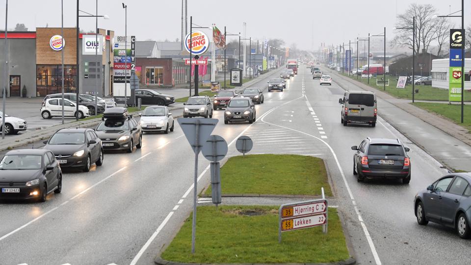 Trafikken på Frederikshavnsvej i Hjørring er på visse tider af døgnet massiv.Foto: Bente Poder